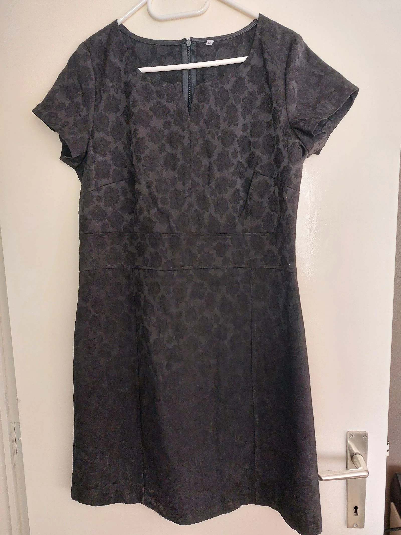 Little black dress met luxe reliëfstof - 44